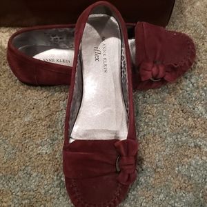 ANNE KLEIN MAROON FLATS!